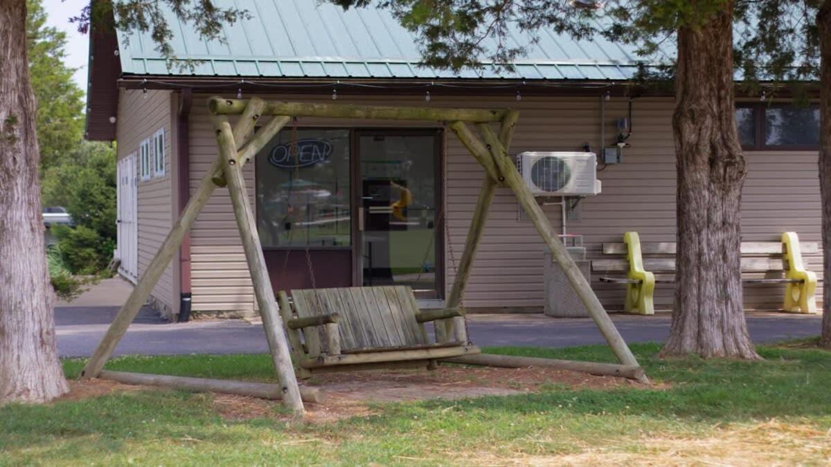 Charming Log Cabin In Блумингтън Екстериор снимка